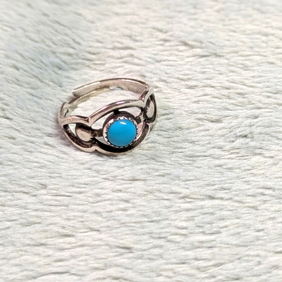 Vintage 70's Southwestern Sterling Silver Ring with Turquoise Stone - Picture 2 of 11